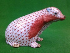 HEREND RUST RED FISHNET BADGER