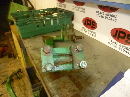 Front cylinder mounting - o/s,