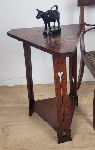 Triangular occasional tripod - triangular,