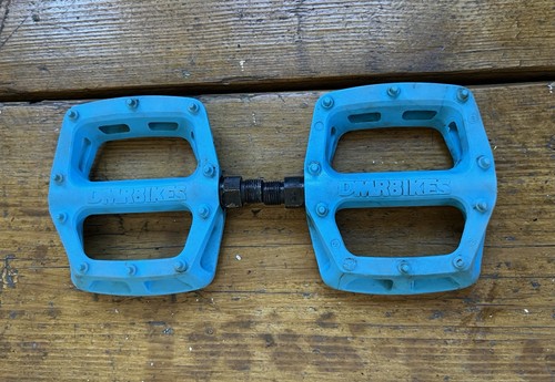 Dmr pedals blue - v6,