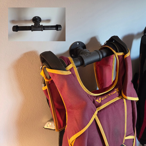 Skydiving base gear rig - base, wall