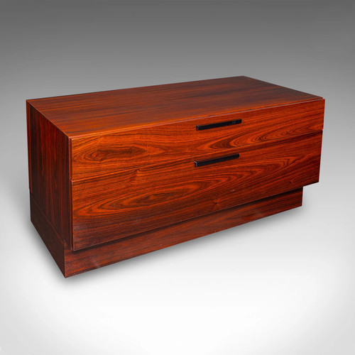Vintage turntable display - vintage,