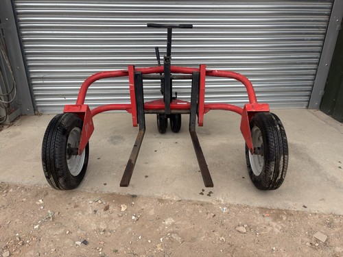 Rough terrain pallet truck