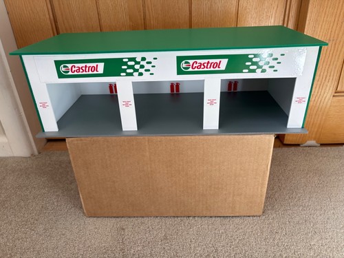 Scale castrol car pit - 3x,