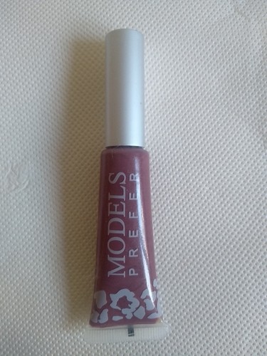 Models prefer lip gloss - lip,