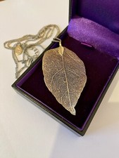 Pretty vintage gold tone leaf skeleton pendant necklace