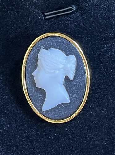 Small black cameo vintage lady - small,