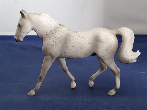Breyer model horse stablemate - horse,