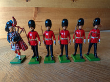 BRITAINS 7238 SCOTS GUARDS PIPER + GUARDSMEN  MARCHING TOY SOLDIER FIGURE SET