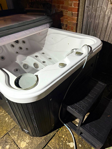Square hot tub water - tub, jets