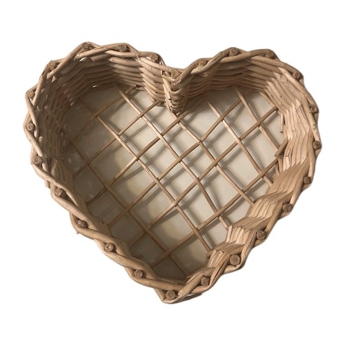 Large heart wicker wall basket - large,