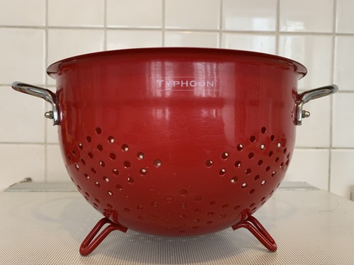 Typhoon colander with feet - colander,
