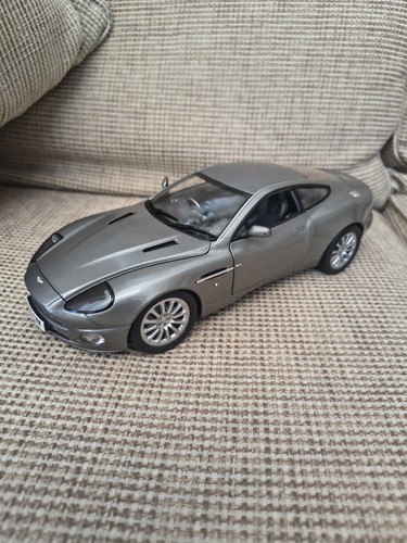James bond aston martin v12 - james,