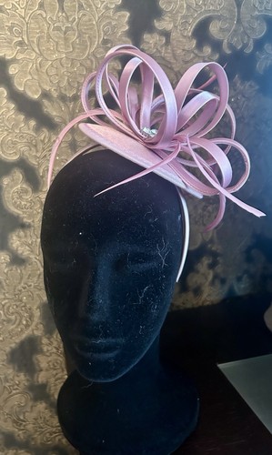 Stunning pink fascinator - stunning,