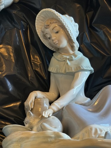 Lladro lady gives - her, a