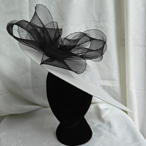 White black flower wide - white, brim