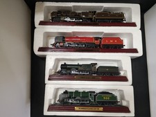 M593-ATLAS EDITIONS LOT OF FOUR STATIC LOCOMOTIVES ON WOODEN PLINTHS