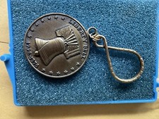 1976 USA US REVOLUTION Bicentennial LIBERTY BELL FLAGS Vintage OLD Medal