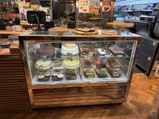 Over-the-Counter Cake/Meat Display Fridge with Removal Glass Shelves Used