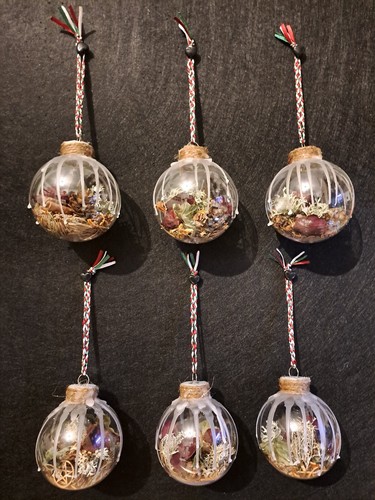 Yule white witches balls - white,
