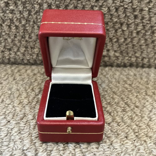 Beautiful cartier ring - beautiful, box