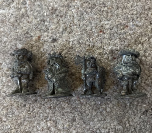 Vintage kinder metal figures - metal,