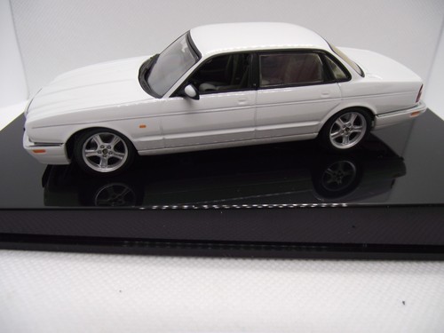 Autoart 53602 jaguar xjr white - jaguar,