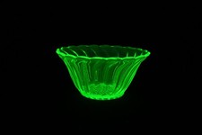 A VINTAGE UV FLUORESCENT BAGLEY CARNIVAL STYLE URANIUM/VASELINE GLASS SUGAR BOWL