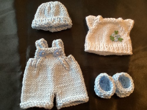Hand knitted dolls clothes - , to