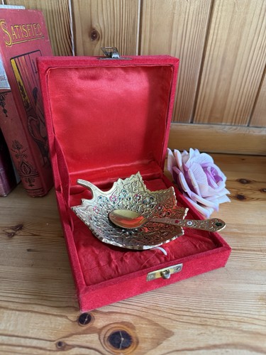 Vintage ornate gold leaf shape - ornate,