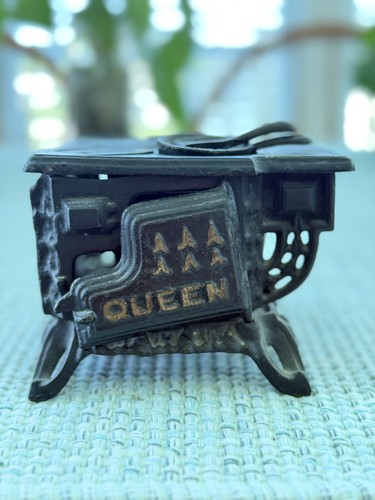 Queen cast iron miniature - ​queen,