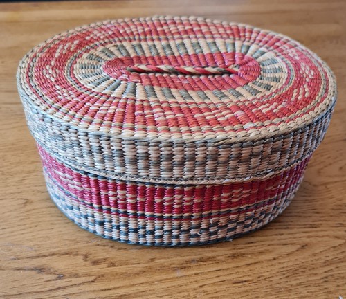 Vintage straw woven basket - straw, lid
