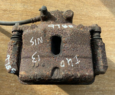 2013 HYUNDAI 140 1.2 PET PASSENGER SIDE FRONT BRAKE CALIPER AND CARRIER / 9788