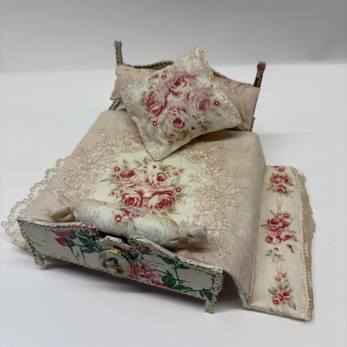 Scale dolls house - 1:12,
