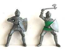 2 x BRITAINS TOYS (HK) 1960/70's. MEDIEVAL MOUNTED KNIGHTS. 1/32 SOLDIERS