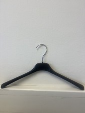 495 x Plastic Coat Hangers
