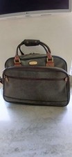Sky flite London Travelling Bag  Green . Detachable Strap .. Very roomy 
