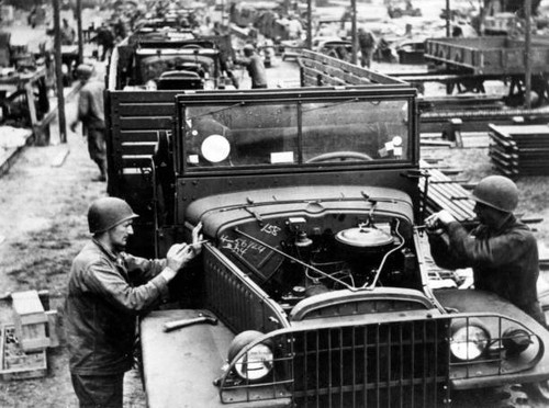 Army soldiers working workshop