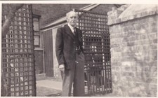 VINTAGE PHOTOGRAPH OF GENTLEMAN IN SUIT - 1920's? 30's or 40's?