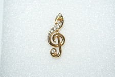 Gold tone metal Treble clef brooch pin (B66)