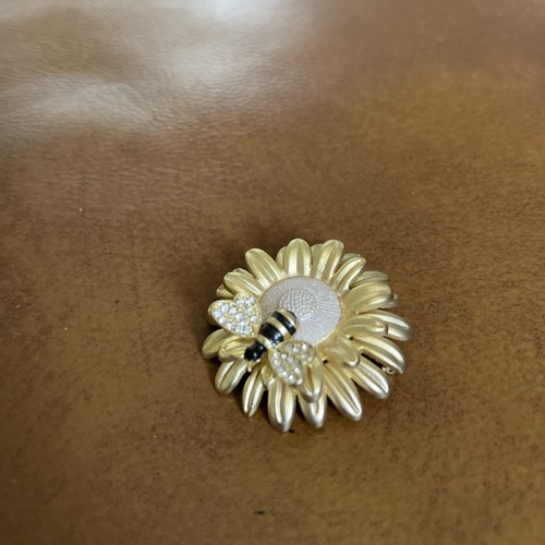Vintage look flower brooch - vintage,