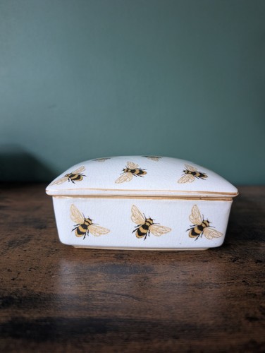 India jane bee - india, box