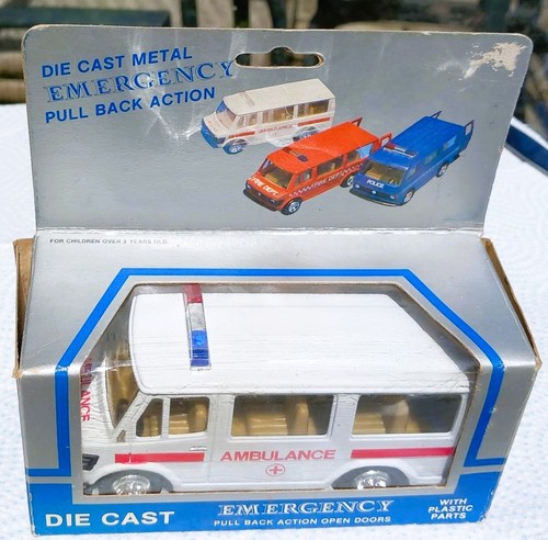 Die cast ambulance with pull - with,