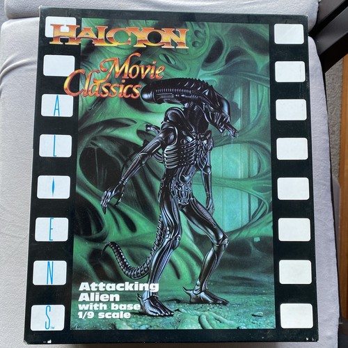 Halcyon aliens attacking alien - aliens,