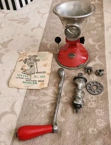 Spong mincer embossed - &,