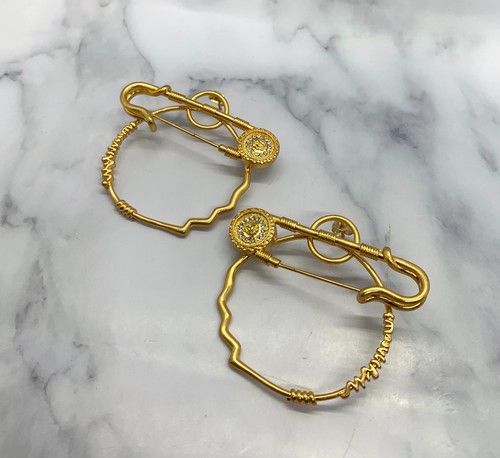 Versace safety pin - pin, tone