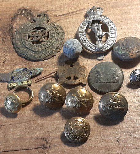 Militaria badges buttons - -,