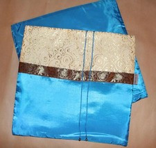 This beautiful set includes a pair of cushions. The cushions are 40 x 40 cm.