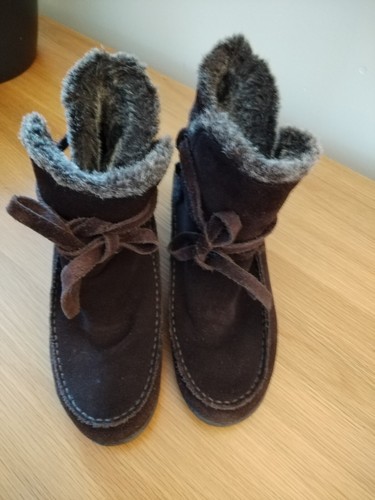 Khombu winter wedge boots size