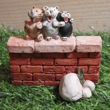 3 CATS CHORUS SINGING ON A